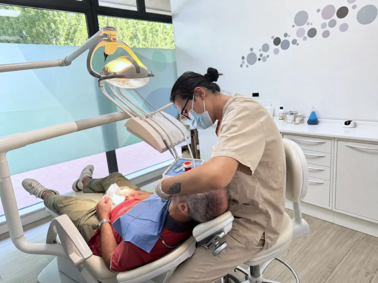 Seconda scena clinica reale dello Studio Dentistico Lera con un odontoiatra al lavoro con un paziente